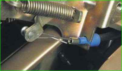 Extracción del bloqueo del capó y la varilla impulsora de bloqueo