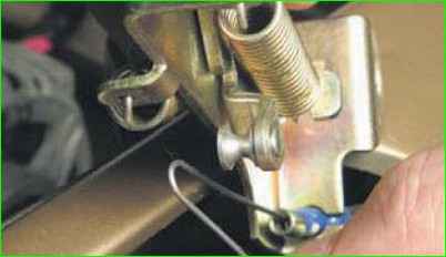 Extracción del bloqueo del capó y la varilla impulsora de bloqueo