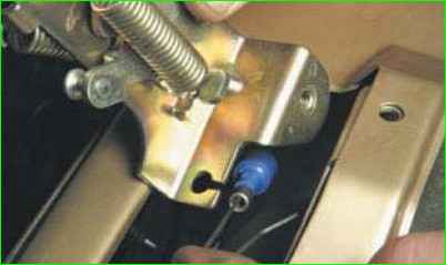 Extracción del bloqueo del capó y la varilla impulsora de bloqueo