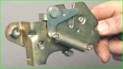 Extracción del bloqueo del capó y la varilla impulsora de bloqueo