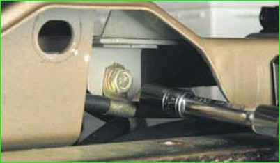 Extracción del bloqueo del capó y la varilla impulsora de bloqueo