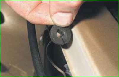 Extracción del bloqueo del capó y la varilla impulsora de bloqueo