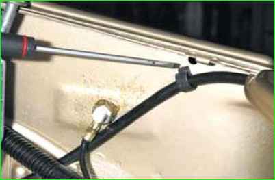 Extracción del bloqueo del capó y la varilla impulsora de bloqueo