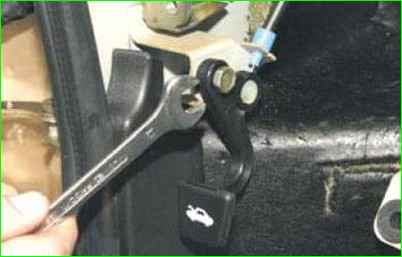 Extracción del bloqueo del capó y la varilla impulsora de bloqueo