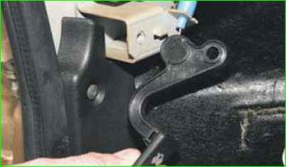 Extracción del bloqueo del capó y la varilla impulsora de bloqueo