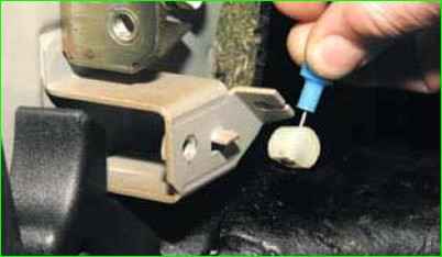 Extracción del bloqueo del capó y la varilla impulsora de bloqueo