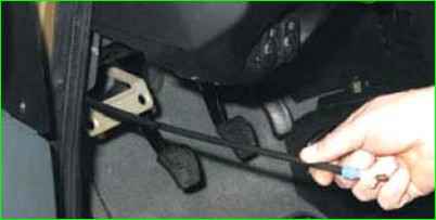 Extracción del bloqueo del capó y la varilla impulsora de bloqueo