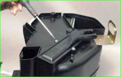 Removing the heater radiator on a removed heater