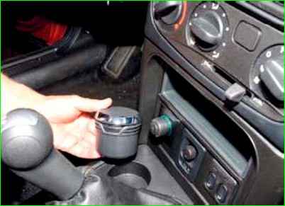 Снятие облицовки туннеля пола Нива Шевролет