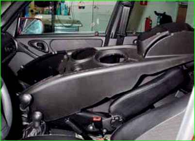 Снятие облицовки туннеля пола Нива Шевролет