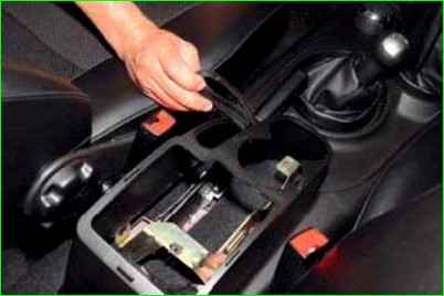 Снятие облицовки туннеля пола Нива Шевролет