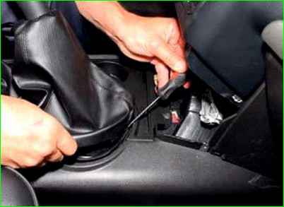 Снятие облицовки туннеля пола Нива Шевролет