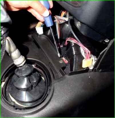 Снятие облицовки туннеля пола Нива Шевролет