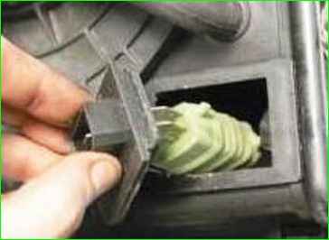 Снятие и установка дополнительного резистора вентилятора отопителя