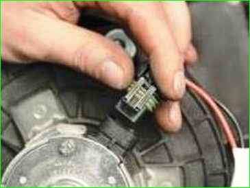 Снятие и установка электродвигателя вентилятора отопителя