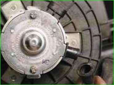 Снятие и установка электродвигателя вентилятора отопителя