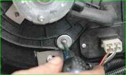 Снятие и установка электродвигателя вентилятора отопителя