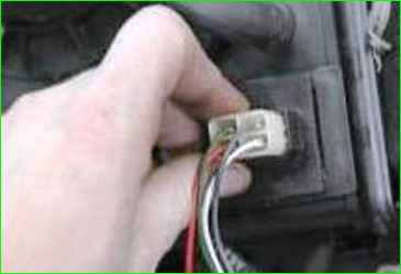 Снятие и установка дополнительного резистора вентилятора отопителя