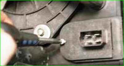 Снятие и установка дополнительного резистора вентилятора отопителя