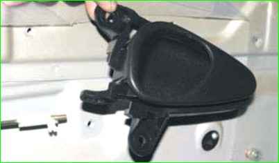 Снятие внутренней ручки передней двери