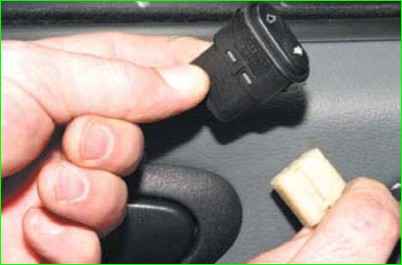 Снятие обивки передней двери