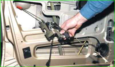 Снятие замка передней двери