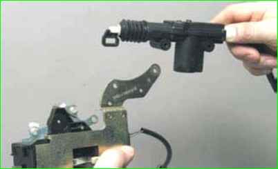 Снятие замка передней двери