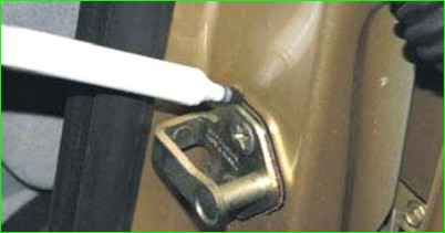 Снятие фиксатора замка передней двери