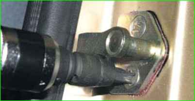 Снятие фиксатора замка передней двери