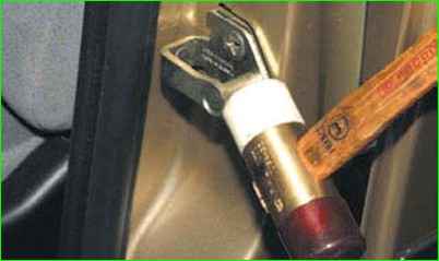 Снятие фиксатора замка передней двери