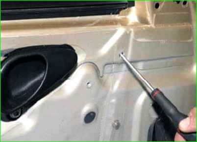 Снятие и установка стекла передней двери