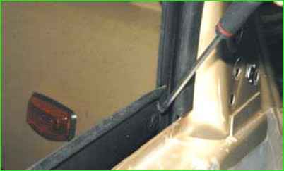 Снятие и установка стекла передней двери