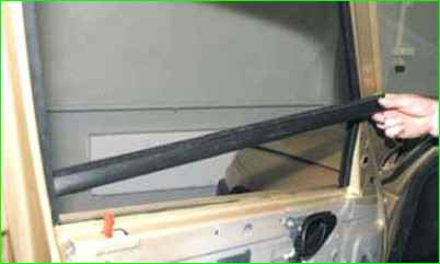 Снятие и установка стекла передней двери