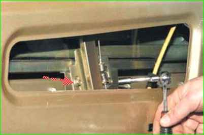 Снятие и установка стекла передней двери