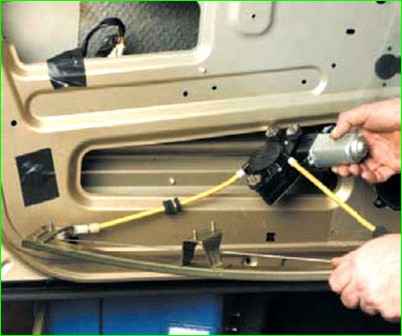 Снятие механизма стеклоподъемника передней двери