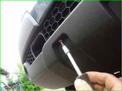 Removing and installing the front bumper