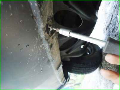 Removing and installing the front bumper