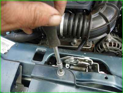 Removing and installing the front bumper