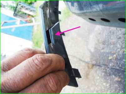 Removing and installing the front bumper