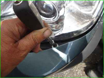 Removing and installing the front bumper