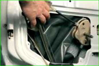 Артқы есік терезесінің реттегішін алу және орнату