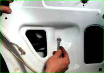 Артқы есік терезесінің реттегішін алу және орнату