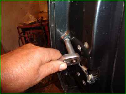 Артқы есікті сыртқы тұтқадан шығару