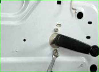 Артқы есік терезесінің реттегішін алу және орнату