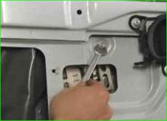 Артқы есік терезесінің реттегішін алу және орнату