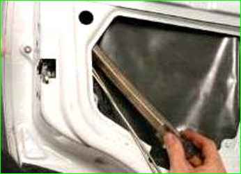 Niva Chevrolet артқы есігінің жылжымалы әйнегін ауыстыру