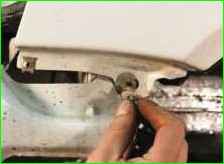 Replacing the front bumper