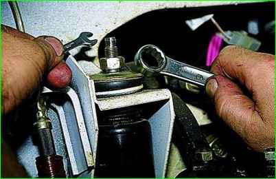 Как заменить амортизатор передней подвески Нива Шевролет