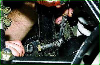 Как заменить амортизатор передней подвески Нива Шевролет