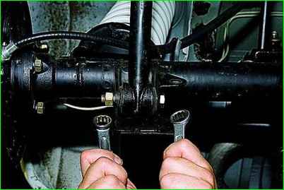 Снятие нижней продольной штанги